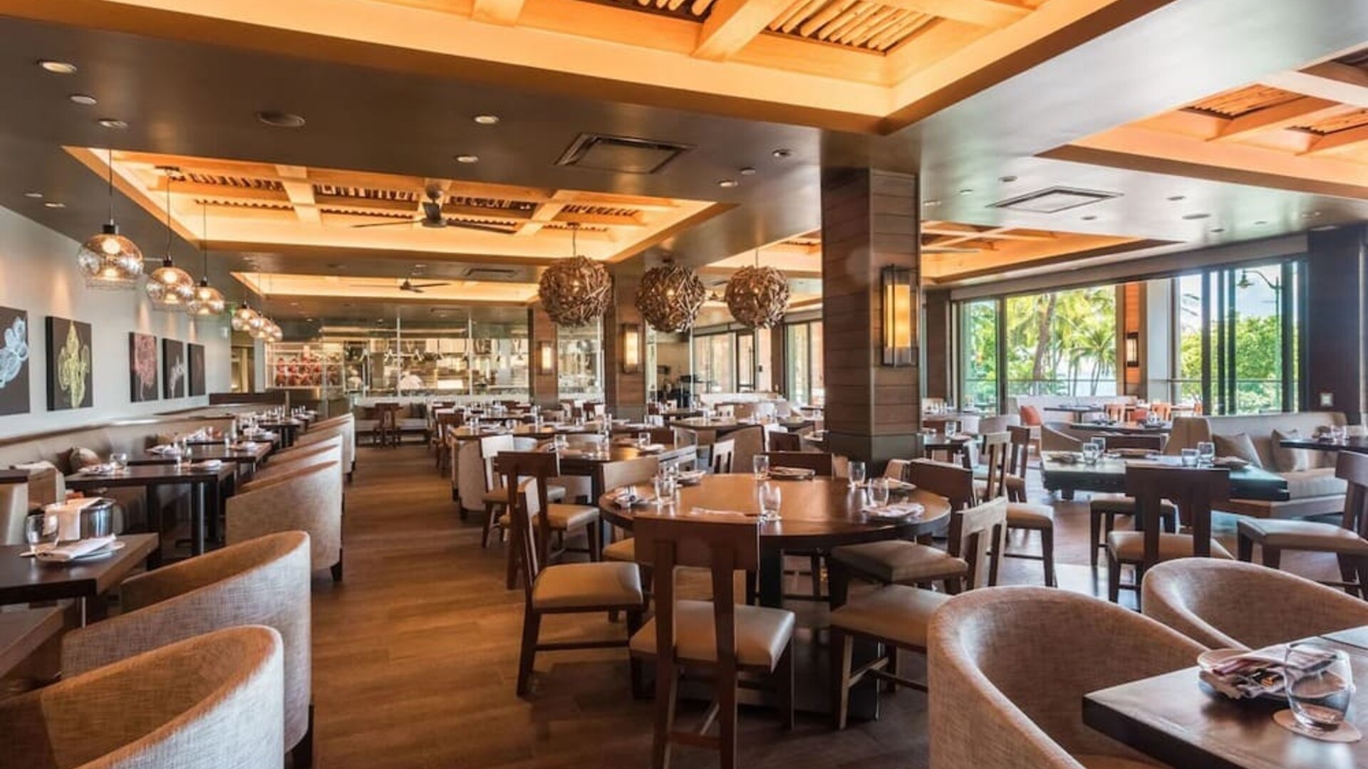 Dining area perfect for coworking at Alohilani Resort Waikiki Beach.