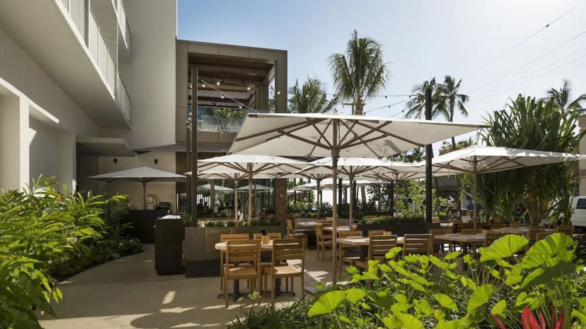 Alfresco dining perfect for coworking at Alohilani Resort Waikiki Beach.