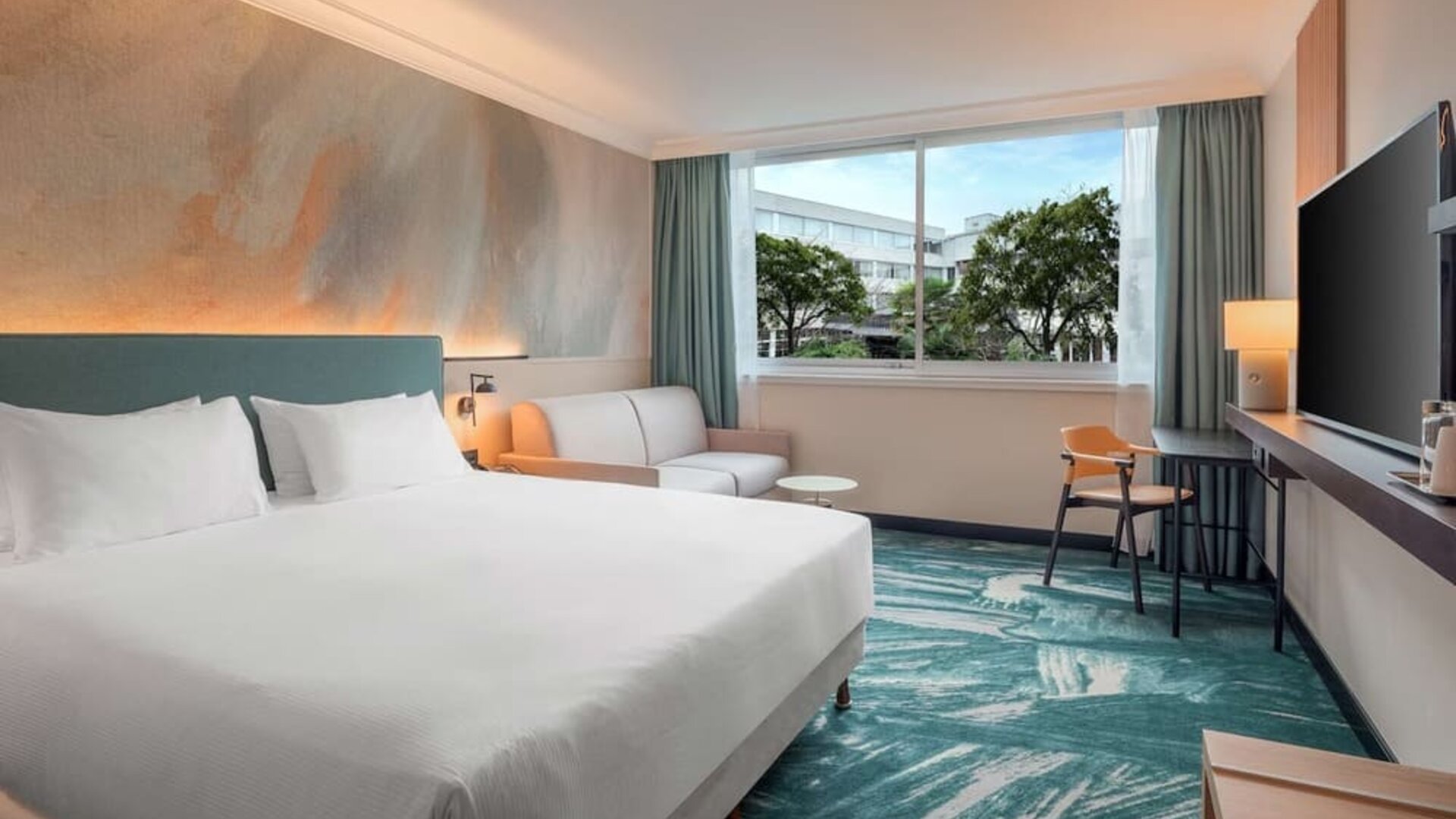 Romantic king room at DoubleTree By Hilton Paris Bougival.