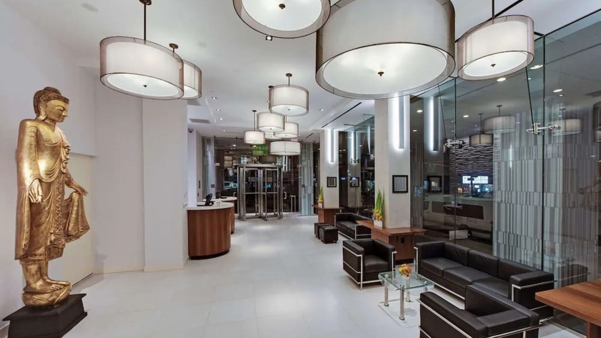 Lobby seating at Wyndham Garden Chinatown NYC.