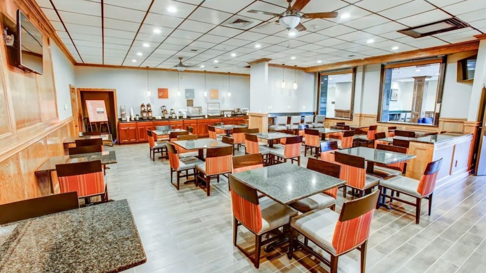 Dining area perfect for coworking at Comfort Inn & Suites Triadelphia.