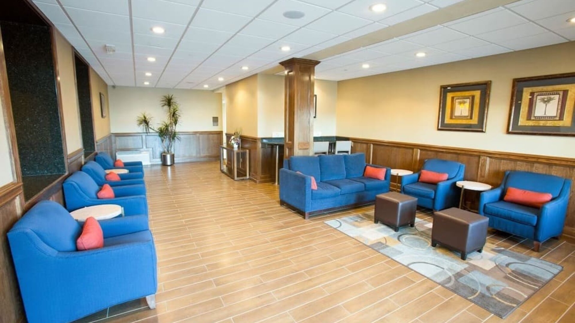 Lobby and coworking lounge at Comfort Inn & Suites Triadelphia.