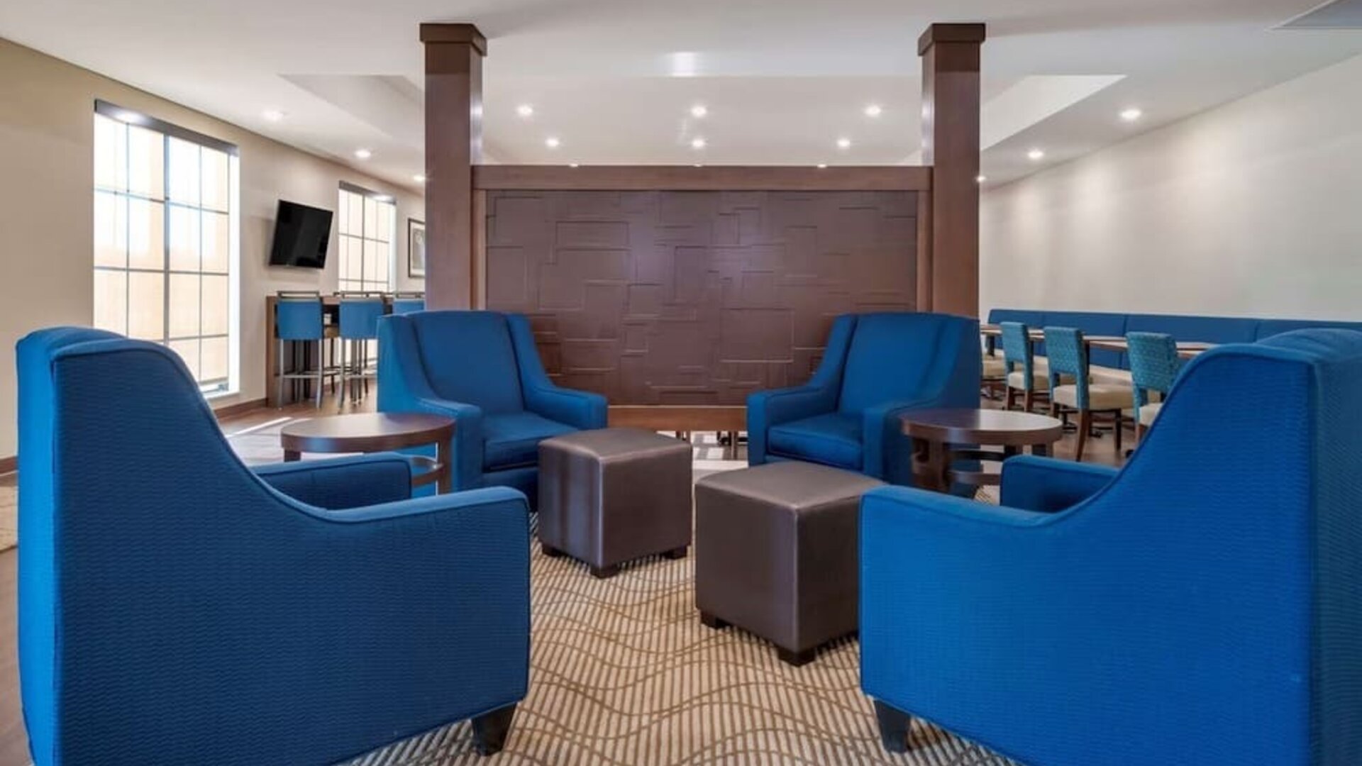 Lobby and coworking lounge at Comfort Inn & Suites Mankato.
