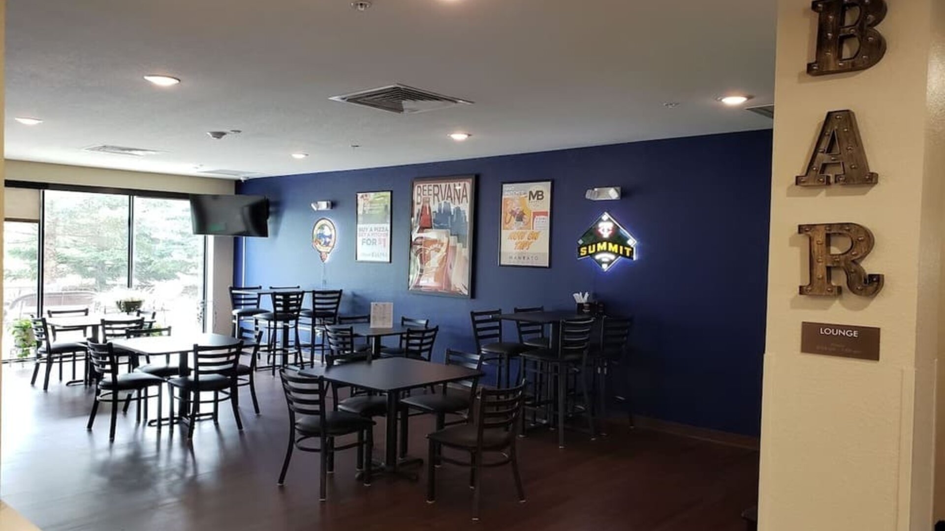 Bar and lounge area at Comfort Inn & Suites Mankato.