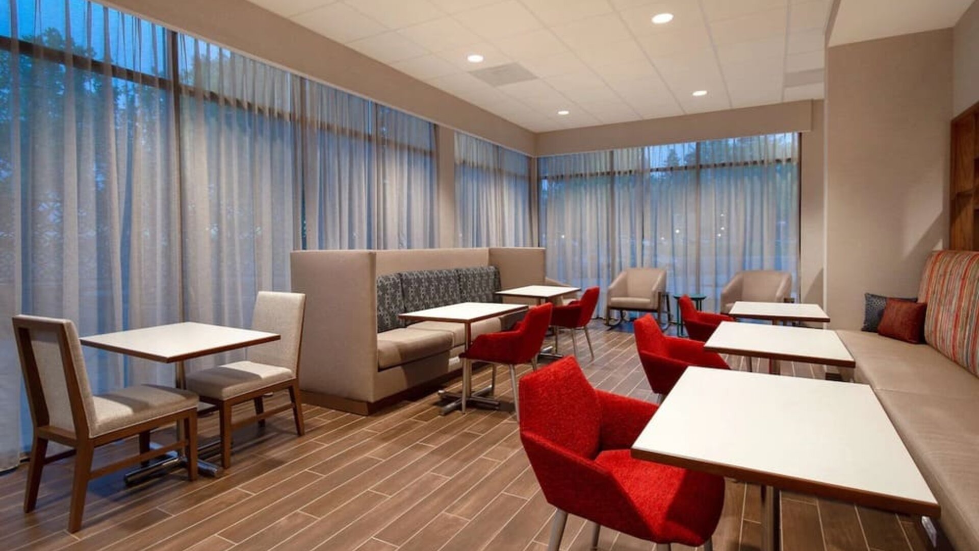 Breakfast area at Hampton Inn & Suites Sunnyvale Silicon Valley.