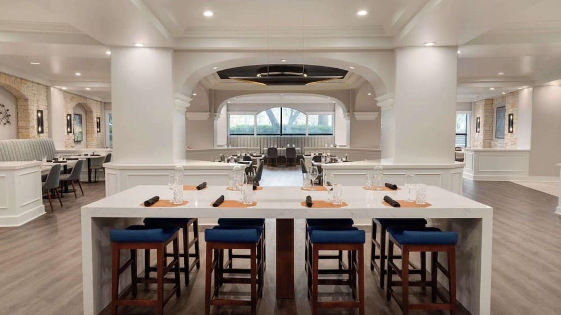 Dining area perfect for coworking at Hilton Dallas Lincoln Centre.