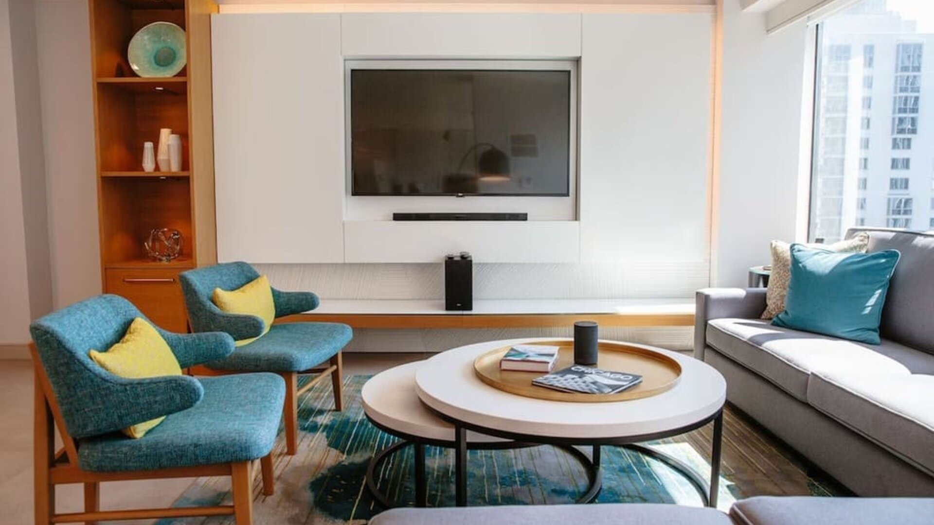 Coworking lounge at Swissotel Chicago.