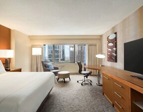 King room with TV at Swissotel Chicago.
