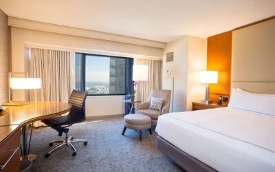 Romantic day room at Swissotel Chicago.