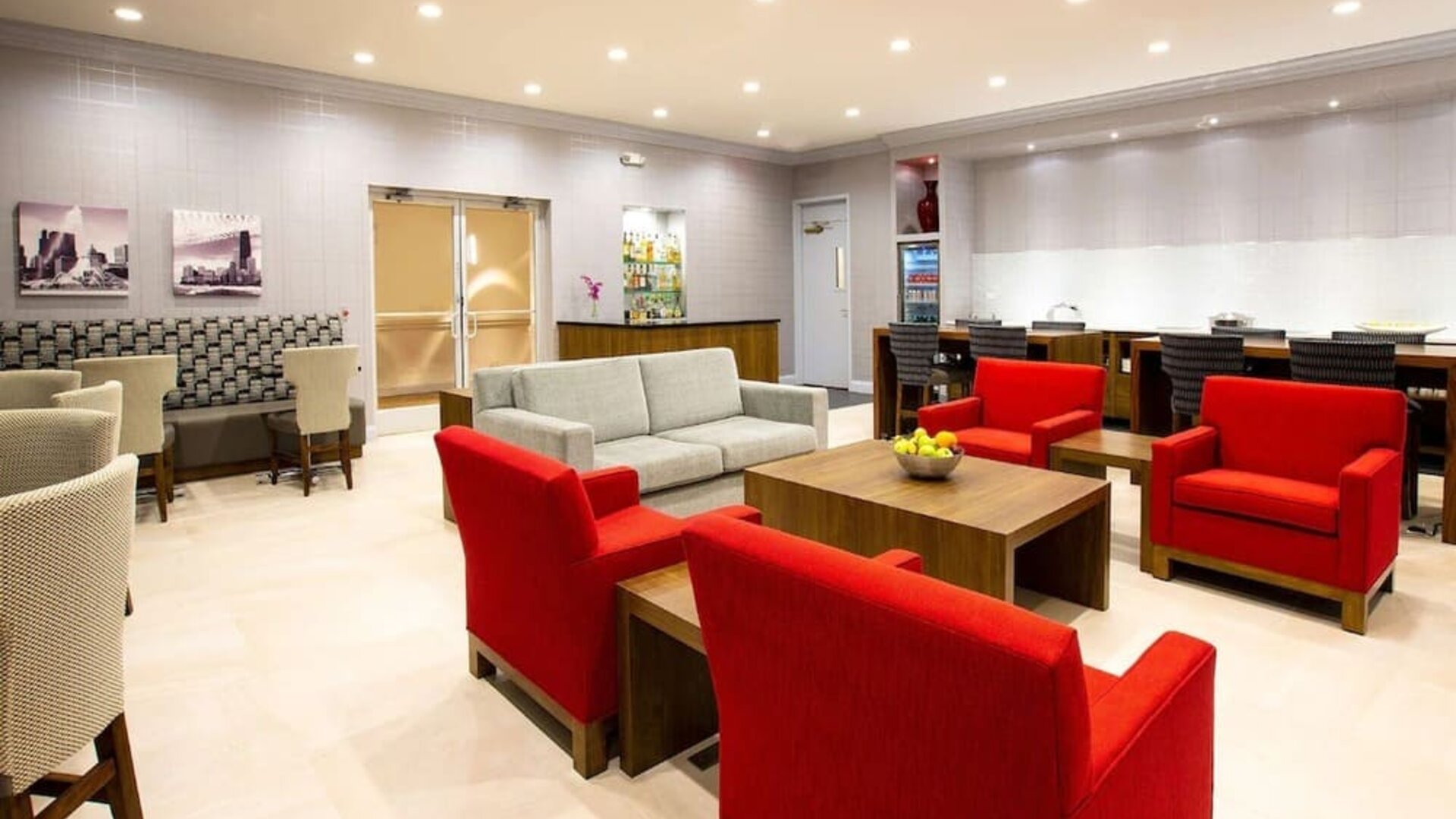 Executive lounge perfect for coworking at Hilton Chicago-Northbrook.