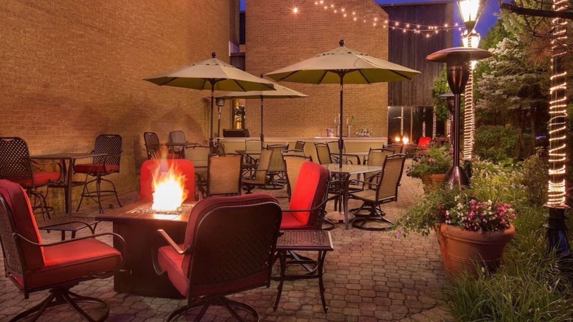 Outdoor garden with seats perfect for coworking at Hilton Chicago-Northbrook.