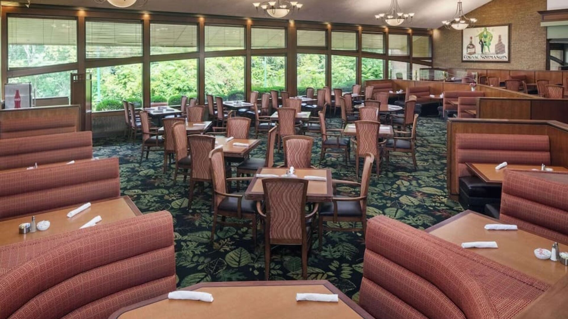 Dining area perfect for coworking at Hilton Chicago-Northbrook.