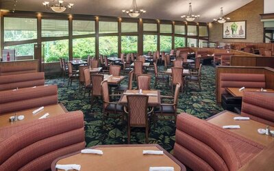 Dining area perfect for coworking at Hilton Chicago-Northbrook.