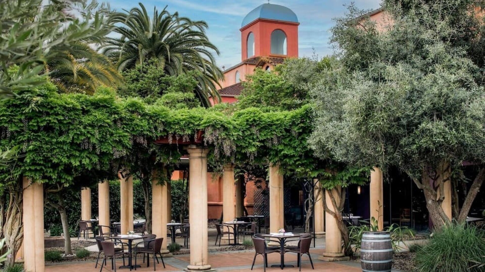 Alfresco dining surrounded by green foliage at DoubleTree By Hilton Sonoma Wine Country.