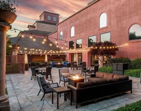 Firepit available in the courtyard at DoubleTree By Hilton Sonoma Wine Country.