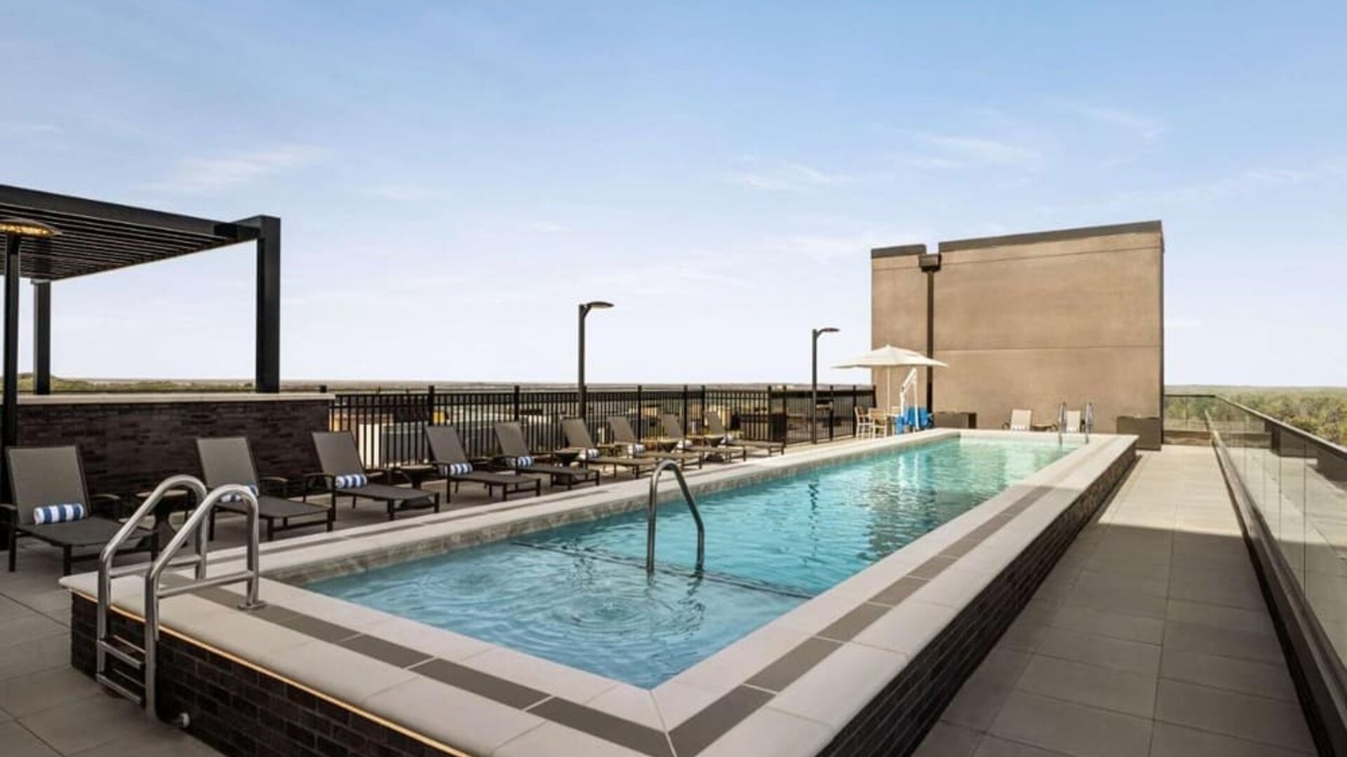 Rooftop wimming pool at Hilton BNA Nashville Airport Terminal.
