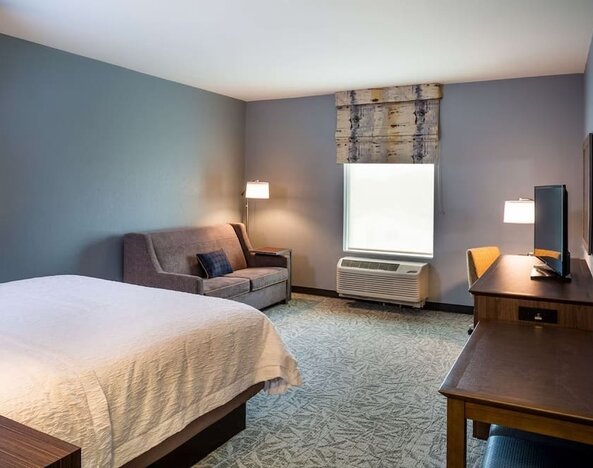 Day use room with work desk and sofa at Hampton Inn Atlantic City Absecon, NJ.
