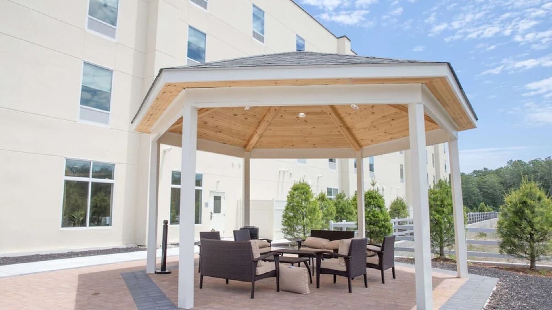 Outdoor picnic area at Hampton Inn Atlantic City Absecon, NJ.