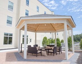 Outdoor picnic area at Hampton Inn Atlantic City Absecon, NJ.