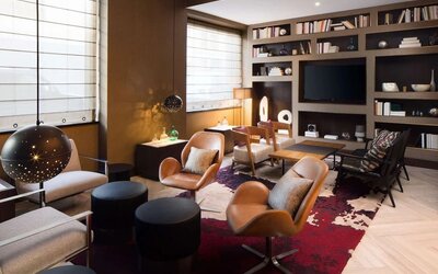 Comfortable and stylish lobby lounge at Hilton Brooklyn New York. 