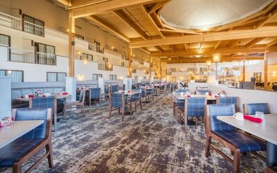 On-site restaurant at EnVision Hotel And Conference Center Mansfield Foxboro.