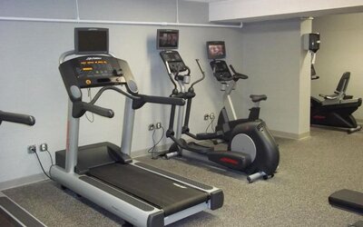 Well equipped fitness center at EnVision Hotel And Conference Center Mansfield Foxboro.