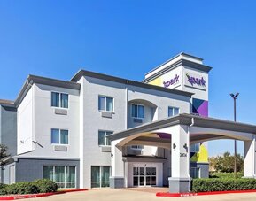 Hotel exterior at Spark By Hilton Pearland.