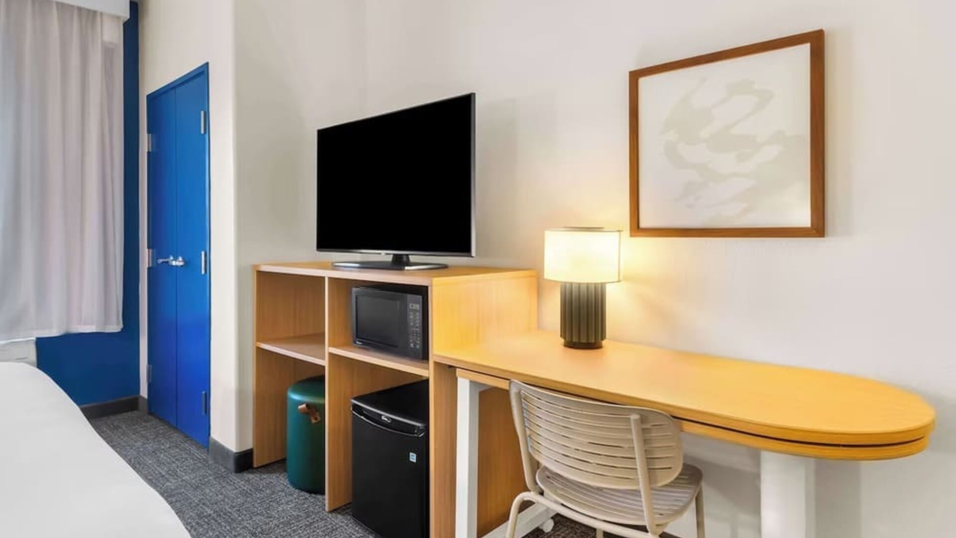 Day use twin room with work desk at Spark By Hilton Pearland.