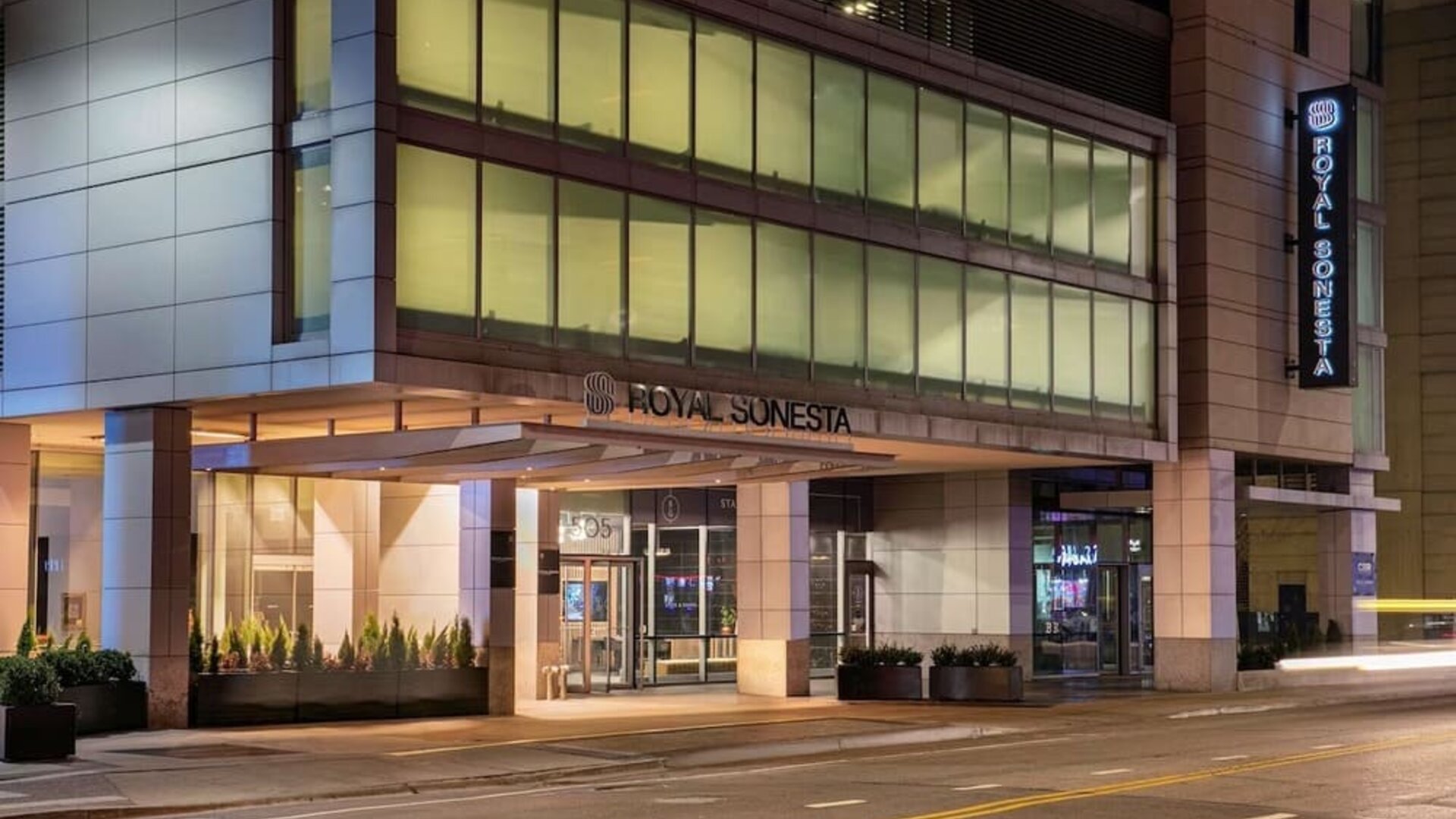 Entrance at Royal Sonesta Chicago River North.
