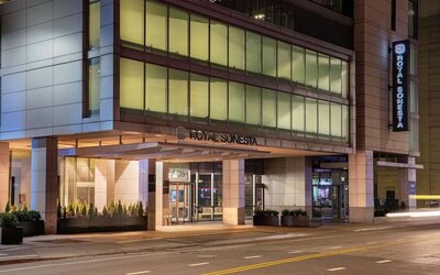 Entrance at Royal Sonesta Chicago River North.