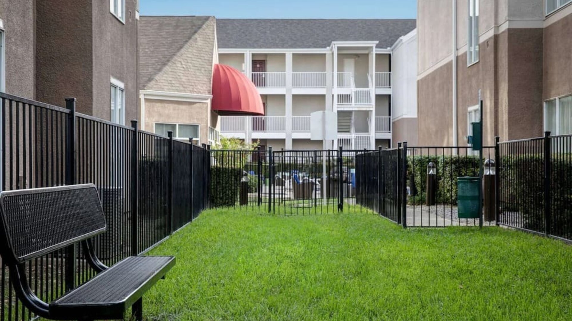 Outdoor patio at Sonesta ES Suites Dallas Medical Market Center.