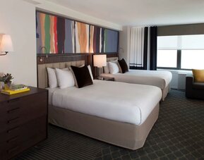 Day use twin room with lounge area at The Fifty Sonesta Select New York.