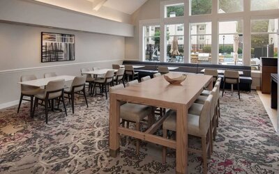 Dining area at Sonesta ES Suites Atlanta Alpharetta North Point Mall.
