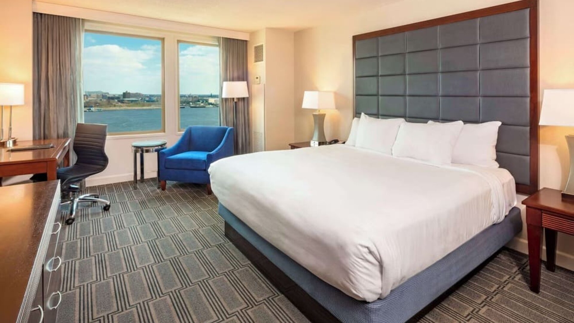 Bright king suite with view at Hilton Philadelphia At Penn's Landing.