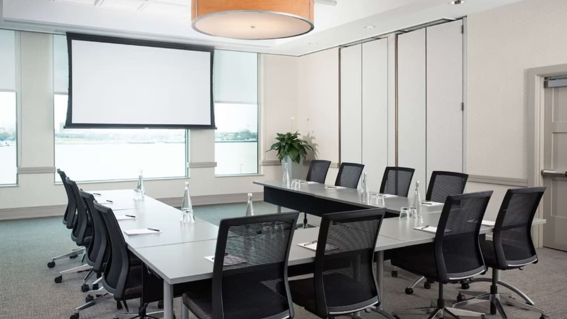 Meeting room with natural light at Hilton Philadelphia At Penn's Landing.