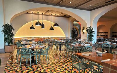 Dining area perfect for coworking at Hilton Orlando.