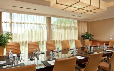 Professional meeting room with natural light at Hilton Orlando.