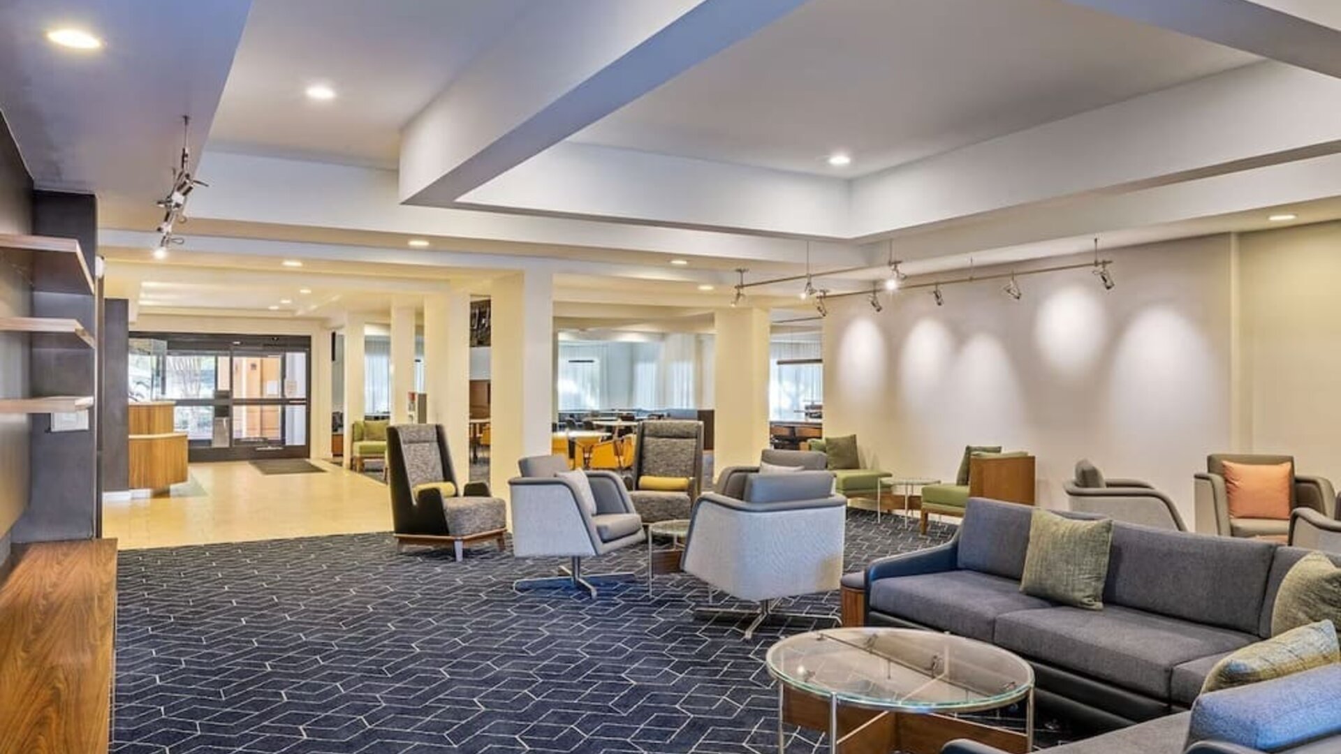 Sonesta Select Pleasant Hill’s lobby lounge is furnished with abundant armchair and sofa seating and coffee tables.