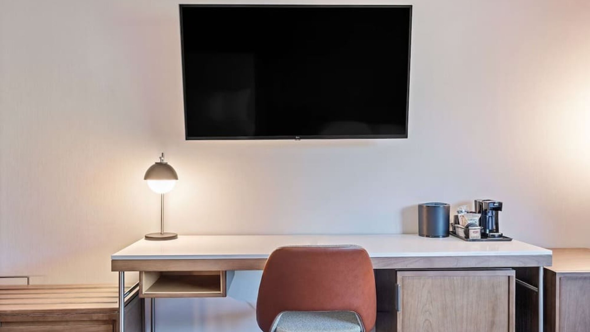 Day use room's workspace at Sonesta Select Pleasant Hill.