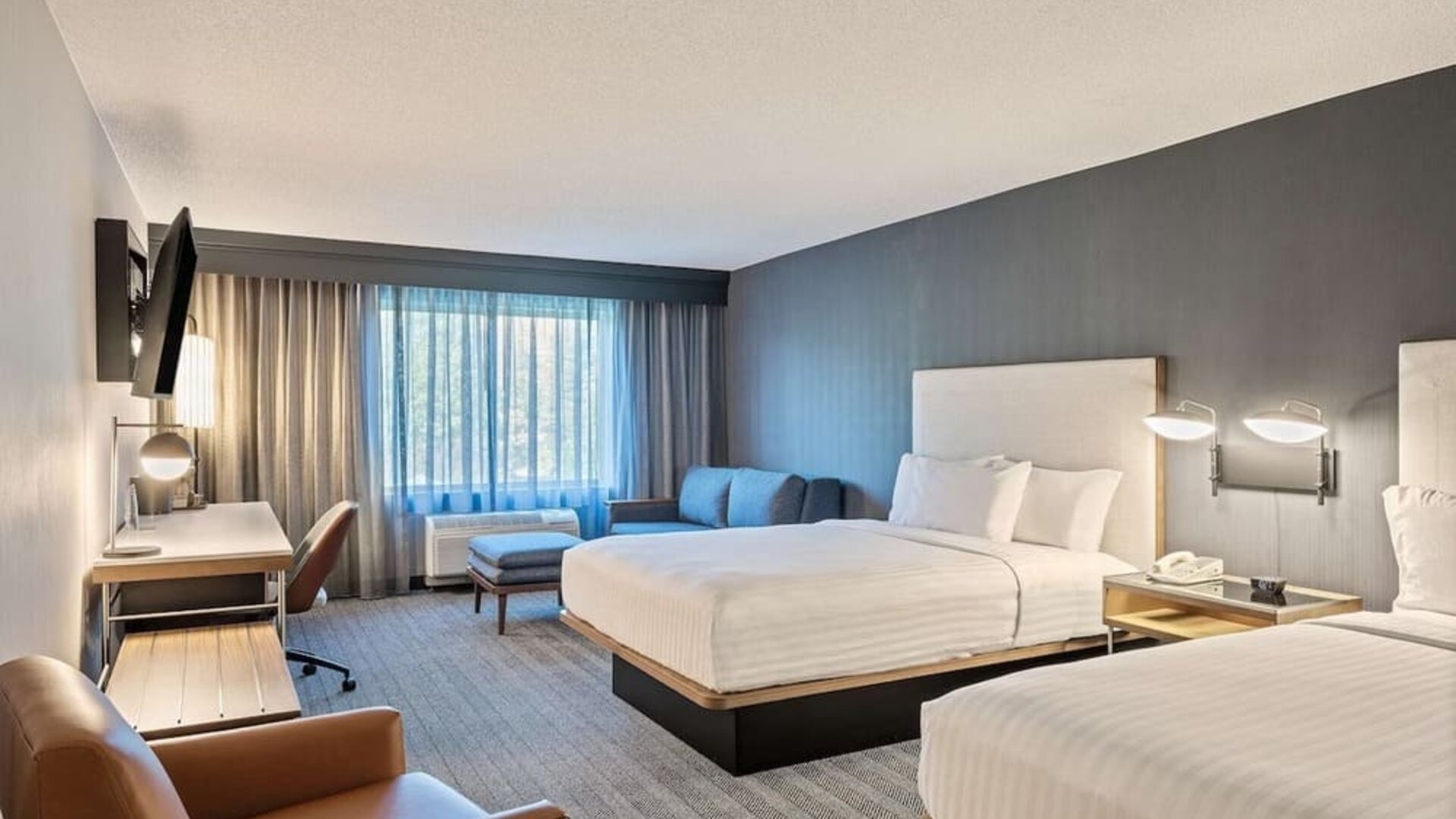 Day use twin room with work desk at Sonesta Select Pleasant Hill.