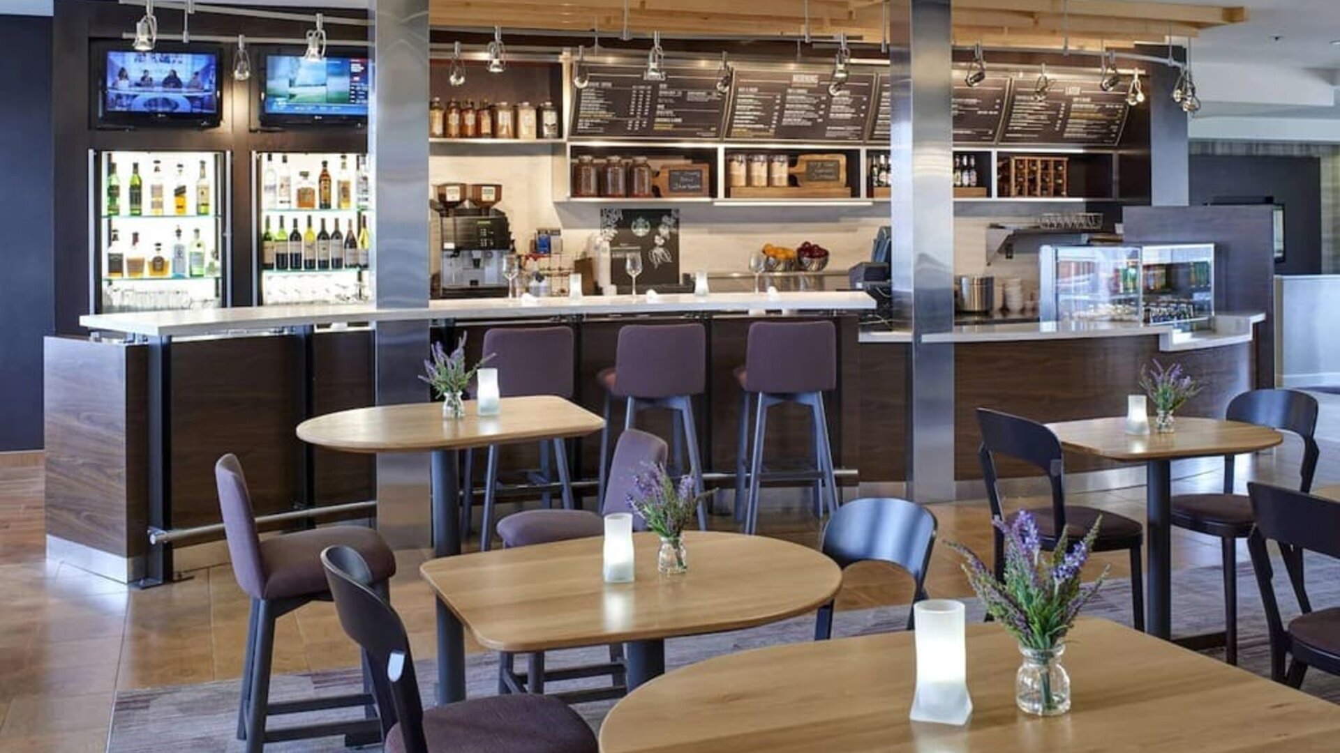 Dining area perfect for coworking at Sonesta Select Milwaukee Brookfield.