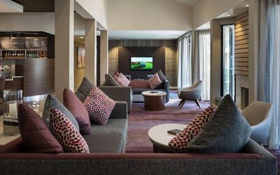 Comfortable lobby lounge at Sonesta Select Los Angeles LAX El Segundo.