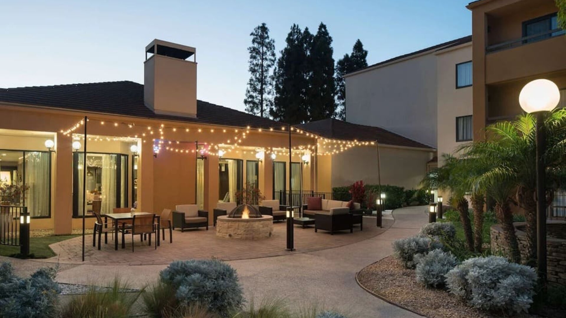 Patio at Sonesta Select Los Angeles LAX El Segundo.