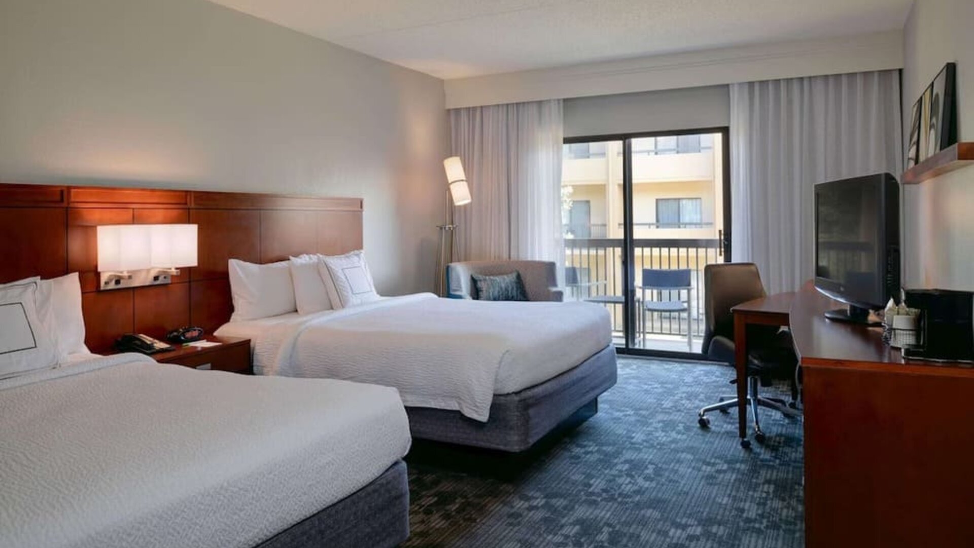 Day use twin room with work desk at Sonesta Select Kansas City South Overland Park.