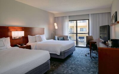 Day use twin room with work desk at Sonesta Select Kansas City South Overland Park.