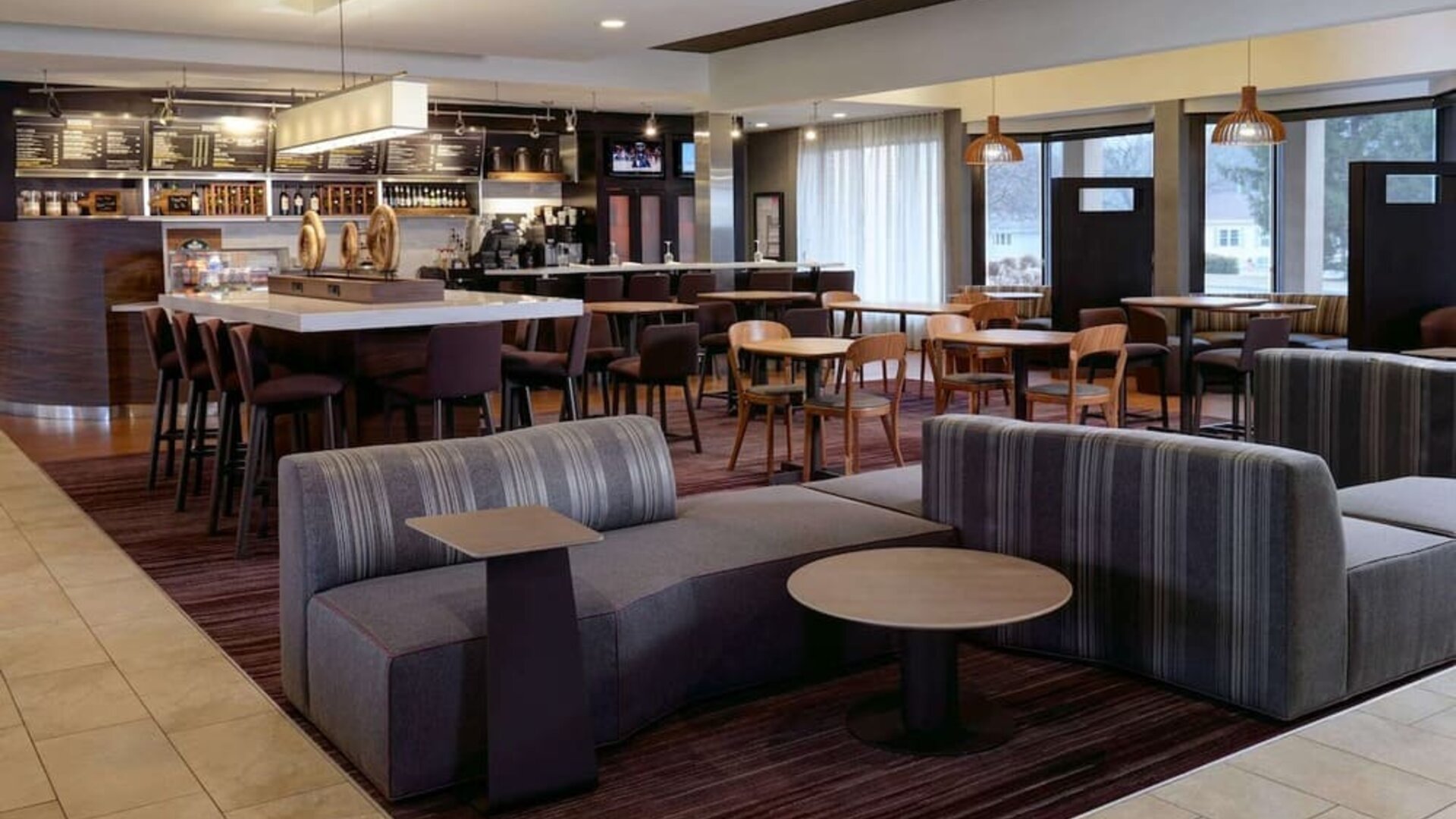 Dining area with comfortable seating at Sonesta Select Kansas City South Overland Park.