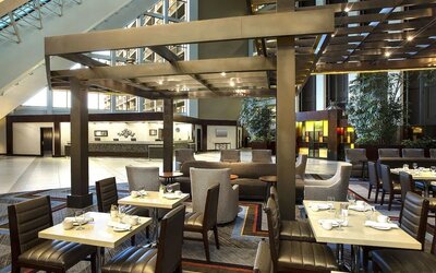 Dining area perfect for coworking at Hilton Bellevue.