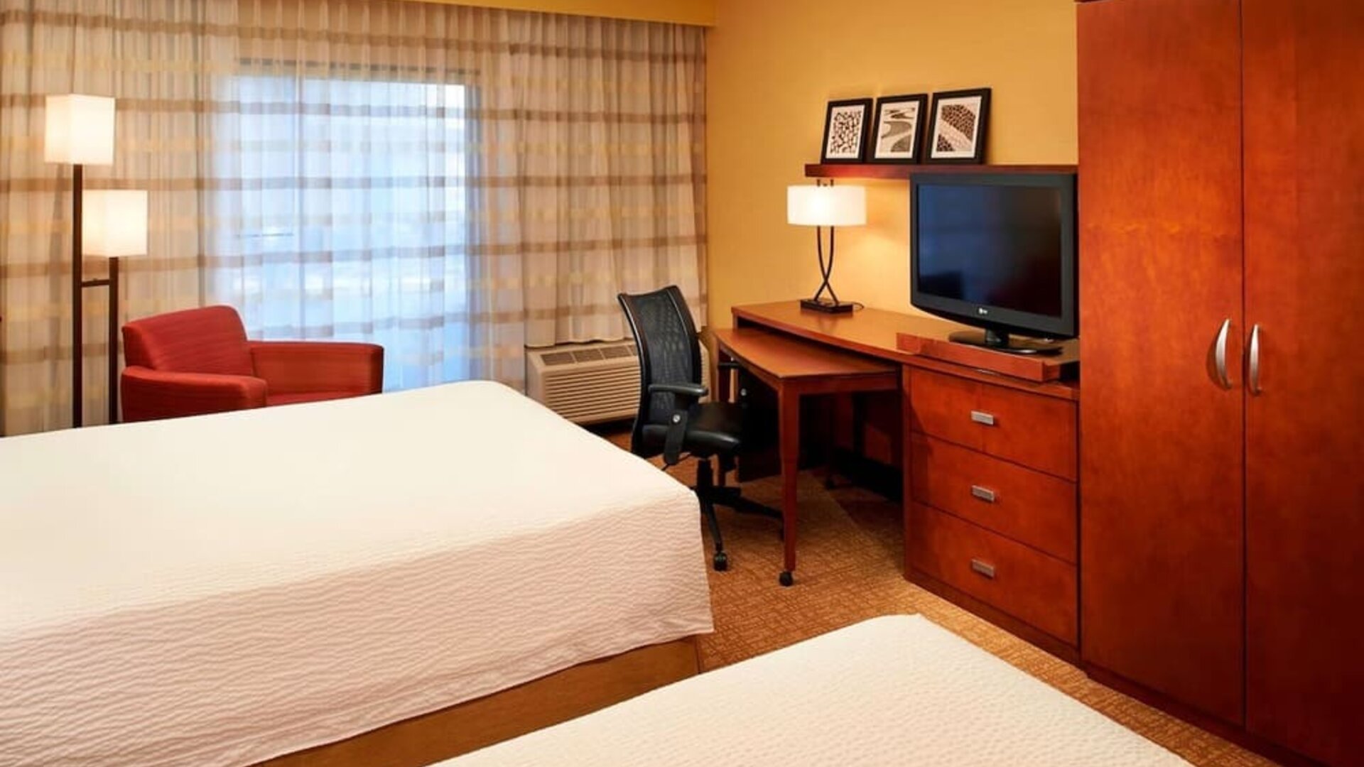 Day use twin room with work desk at Sonesta Select Detroit Auburn Hills.