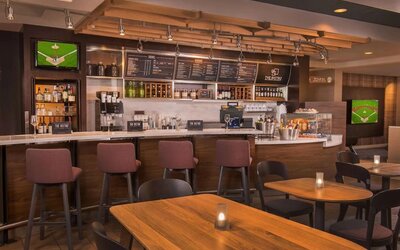 On-site coffee shop and restaurant at Sonesta Select Columbia.