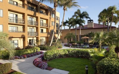 Hotel garden at Sonesta Select Boca Raton.